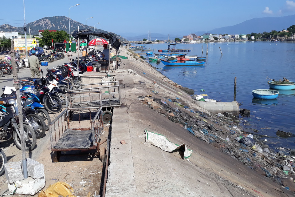 Rác thải đổ thẳng ra bờ kè khu vực chợ Nại, huyện Ninh Hải. (Ảnh: Nguyễn Thành/TTXVN)