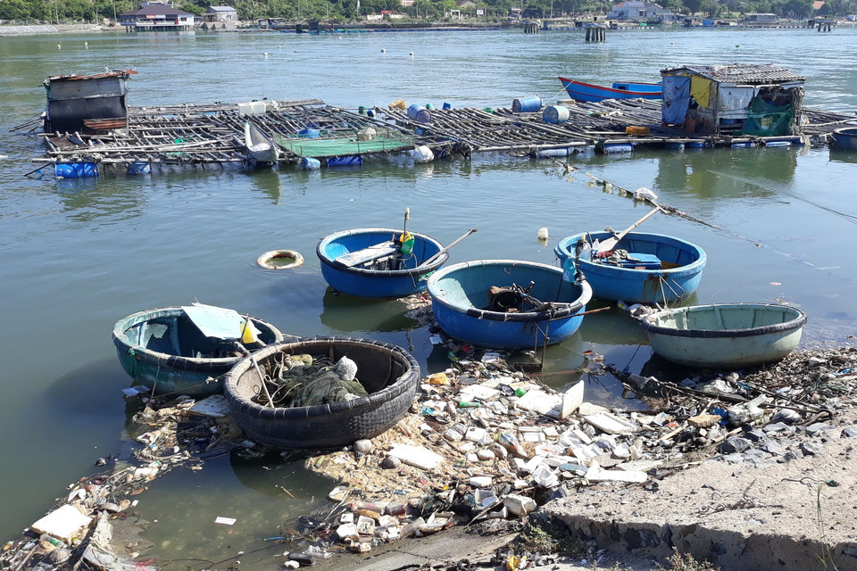 Rác thải bao quanh khu vực lồng bè nuôi hải sản. (Ảnh: Nguyễn Thành/TTXVN)