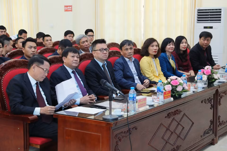Đoàn đại biểu cán bộ, đoàn viên thanh niên Thông tấn xã Việt Nam do Ủy viên Trung ương Đảng, Bí thư Đảng ủy, Tổng Giám đốc Thông tấn xã Việt Nam Nguyễn Đức Lợi dẫn đầu. Trong ảnh: Các đại biểu tại buổi gặp mặt, giao lưu. (Ảnh: Thành Đạt/TTXVN)