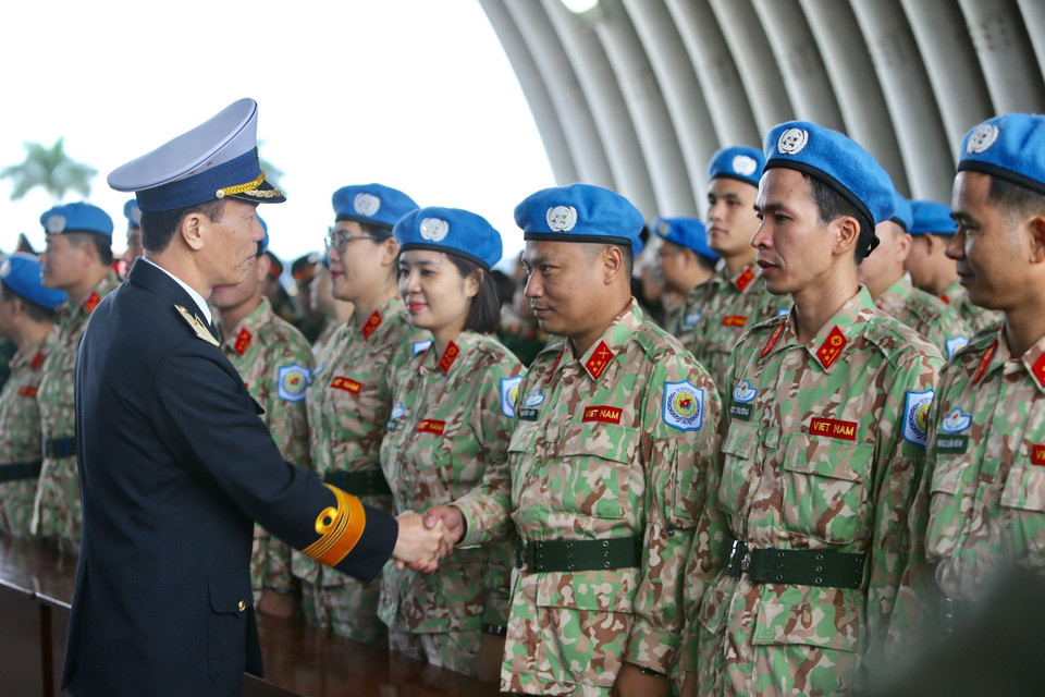 Chuẩn Đô đốc Nguyễn Trọng Bình, Phó Tổng Tham mưu trưởng Quân đội nhân dân Việt Nam động viên cán bộ, chiến sỹ Bệnh viện dã chiến cấp 2 số 2 trước khi sang Phái bộ Liên hợp quốc tại Nam Sudan thực hiện nhiệm vụ. (Ảnh: Dương Giang/TTXVN)
