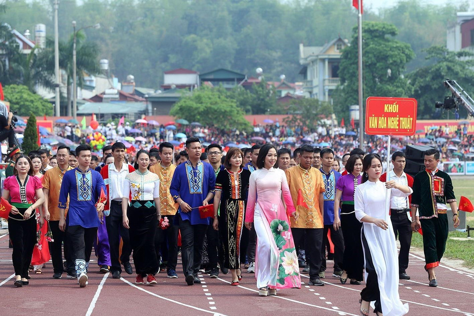 Khối văn hóa nghệ thuật diễu hành trong lễ míttinh. (Ảnh: Phan Tuấn Anh/TTXVN)