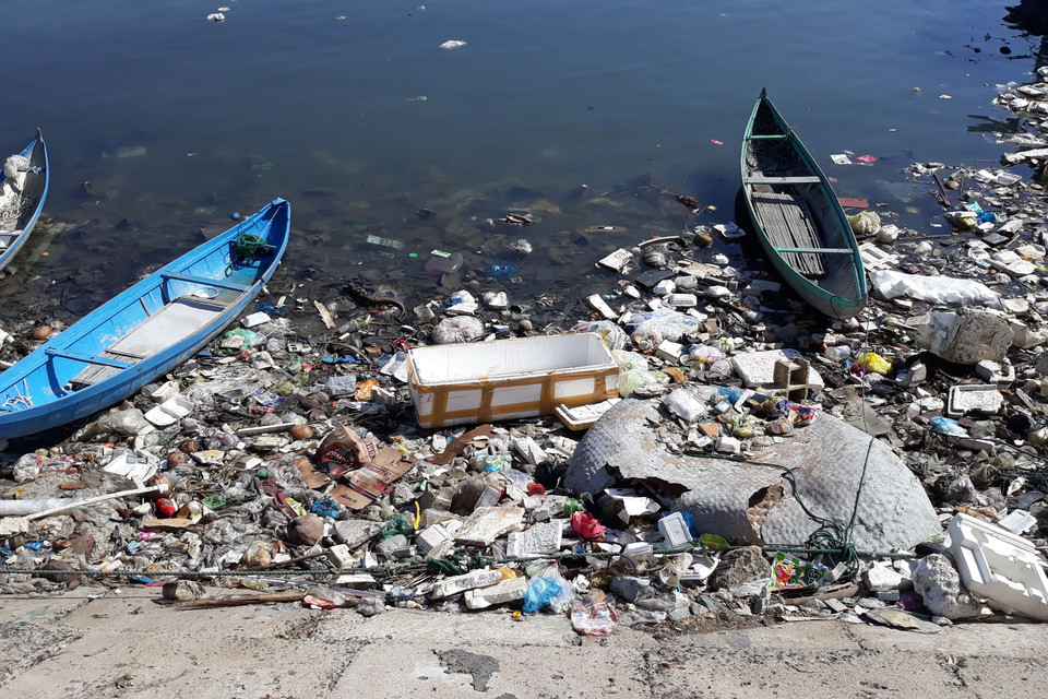 Nhiều loại rác thải khó phân hủy nổi lềnh bềnh trên mặt nước biển tại khu vực Đầm Nại, huyện Ninh Hải. (Ảnh: Nguyễn Thành/TTXVN)