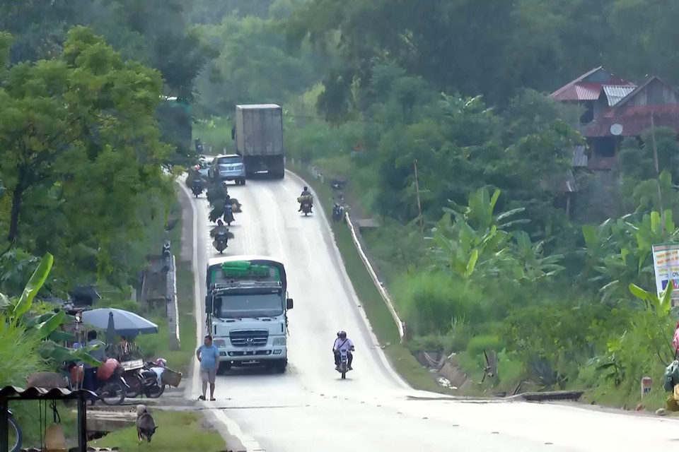 Cung đèo Chiềng Đông, huyện Yên Châu, thuộc Quốc lộ 6 có mật độ phương tiện lưu thông cao. (Ảnh: Hữu Quyết/TTXVN)