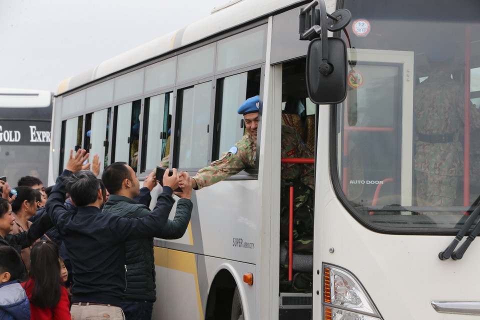 Cán bộ, chiến sỹ Bệnh viện dã chiến cấp 2 số 2 chia tay người thân trước khi sang Phái bộ Liên hợp quốc tại Nam Sudan thực hiện nhiệm vụ. (Ảnh: Dương Giang/TTXVN)