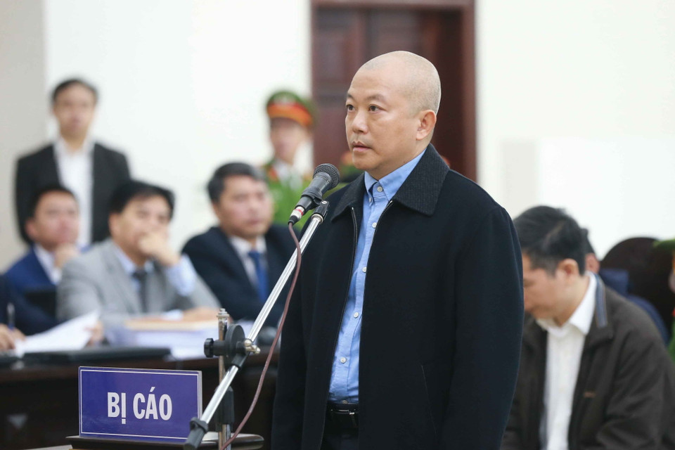 Bị cáo Hồ Tuấn (sinh năm 1965, nguyên Phó Tổng giám đốc MobiFone) khai báo trước tòa. (Ảnh: Doãn Tấn/TTXVN)