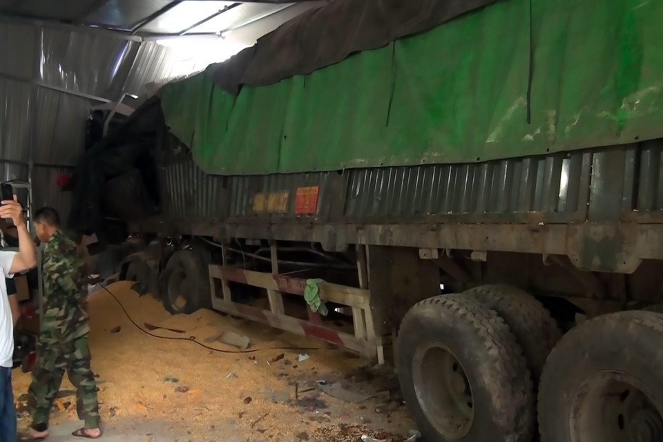 Hiện trường vụ xe tải lao vào nhà dân khiến 2 người thiệt mạng xảy ra vào tháng 9/2019 trên Quốc lộ 6 thuộc cung đèo Chiềng Đông, huyện Yên Châu. (Ảnh: Hữu Quyết/TTXVN)