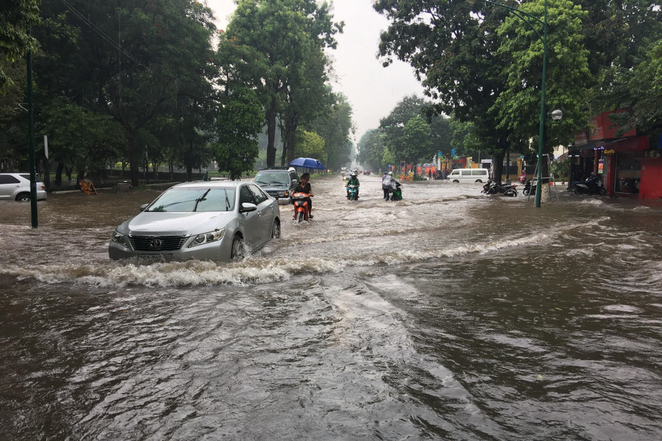 Các phương tiện giao thông di chuyển khó khăn. (Ảnh: Dương Giang/TTXVN)