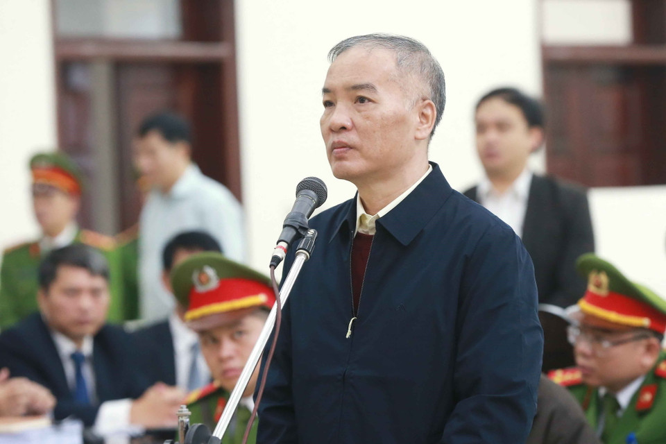 Bị cáo Lê Nam Trà (sinh năm 1961, nguyên Chủ tịch Hội đồng thành viên MobiFone) khai báo trước tòa. (Ảnh: Doãn Tấn/TTXVN)