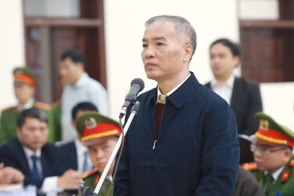 Bị cáo Lê Nam Trà (sinh năm 1961, nguyên Chủ tịch Hội đồng thành viên MobiFone) khai báo trước tòa. (Ảnh: Doãn Tấn/TTXVN)