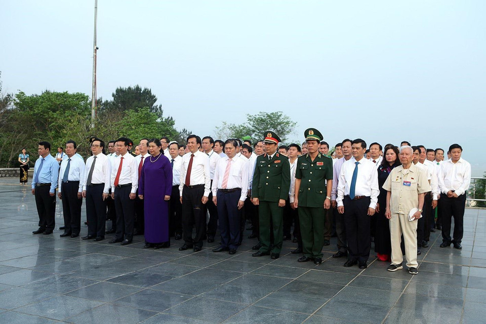 Đồng chí Tòng Thị Phóng, Ủy viên Bộ Chính trị, Phó Chủ tịch Thường trực Quốc hội và đồng chí Võ Văn Thưởng, Ủy viên Bộ Chính trị, Bí thư Trung ương Đảng, Trưởng ban Tuyên giáo Trung ương cùng các đại biểu đến dâng hoa tại Tượng đài Chiến thắng Điện Biên Phủ. (Ảnh: Phan Tuấn Anh/TTXVN)