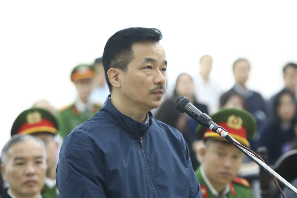 Bị cáo Nguyễn Mạnh Hùng (sinh năm 1969, nguyên Phó Tổng giám đốc MobiFone) khai báo lý lịch căn cước tại tòa. (Ảnh: Văn Điệp/TTXVN)