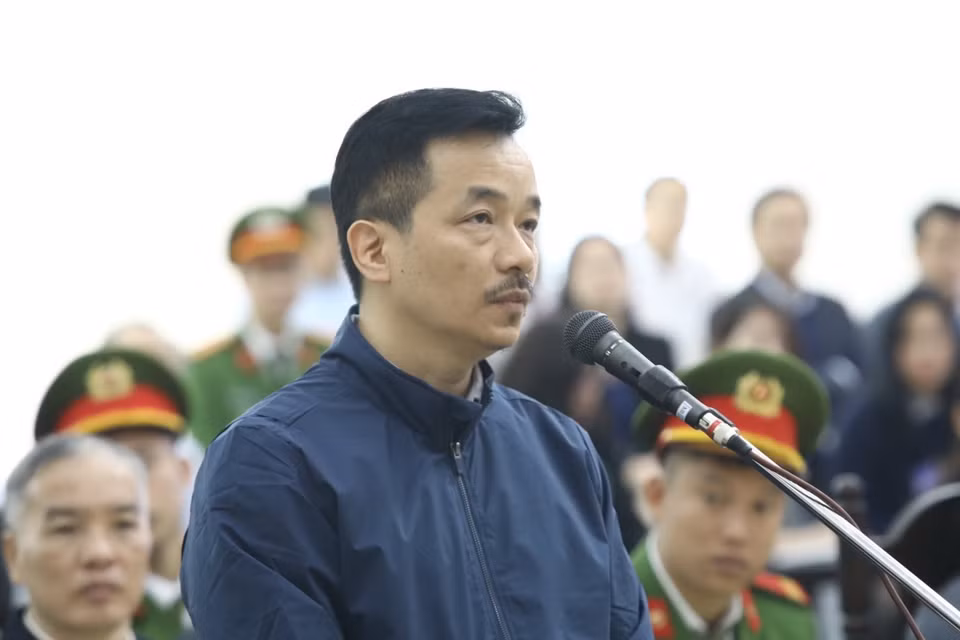Bị cáo Nguyễn Mạnh Hùng (sinh năm 1969, nguyên Phó Tổng giám đốc MobiFone) khai báo lý lịch căn cước tại tòa. (Ảnh: Văn Điệp/TTXVN)