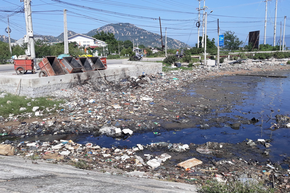 Dù có nơi thu gom rác, nhưng do nhiều người thiếu ý thức nên rác thải vẫn ngổn ngang tại khu vực cầu Tri Thủy (huyện Ninh Hải). (Ảnh: Nguyễn Thành/TTXVN)