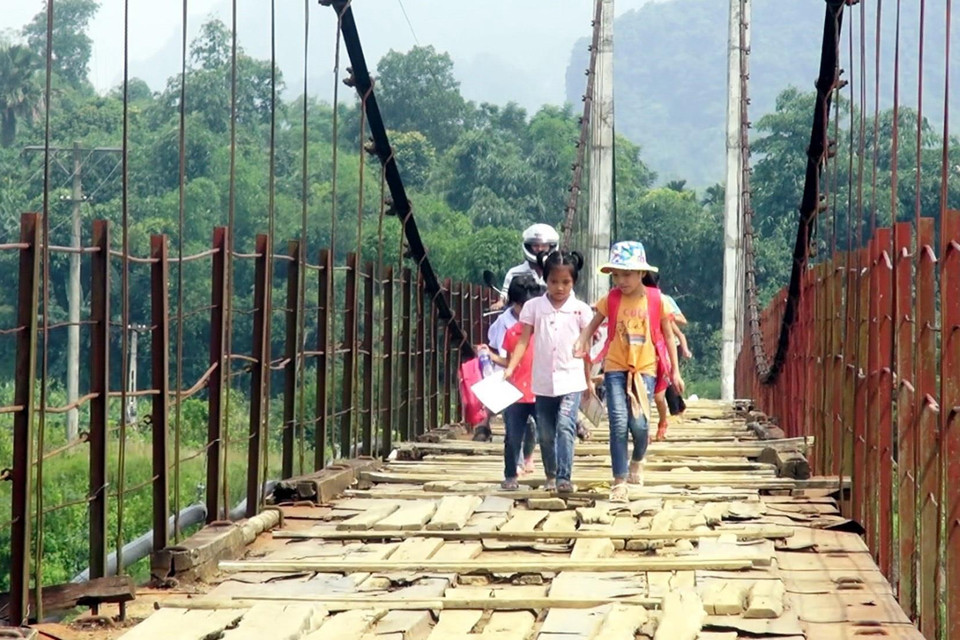 Học sinh lo sợ khi đi trên cầu treo xuống cấp. (Ảnh: Thanh Hải/TTXVN)