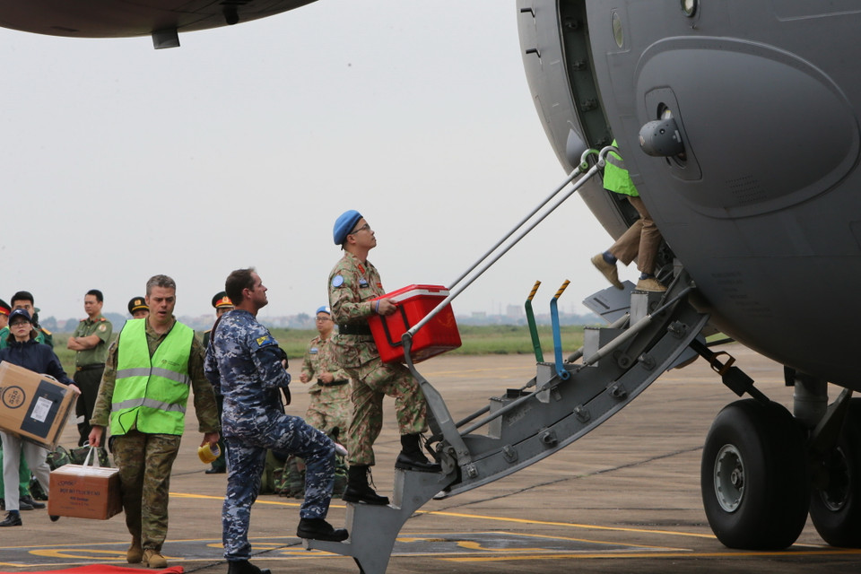 Cán bộ, chiến sỹ Bệnh viện dã chiến cấp 2 số 2 đưa quân, tư trang lên máy bay sang Phái bộ Liên hợp quốc tại Nam Sudan thực hiện nhiệm vụ. (Ảnh: Dương Giang/TTXVN)