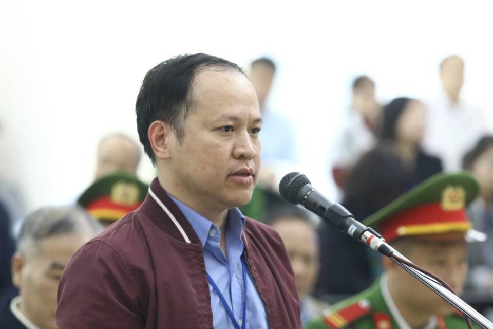 Bị cáo Nguyễn Đăng Nguyên (sinh năm 1976, nguyên Phó Tổng Giám đốc phụ trách chức vụ Tổng Giám đốc MobiFone) khai báo lý lịch căn cước tại tòa. (Ảnh: Văn Điệp/TTXVN)