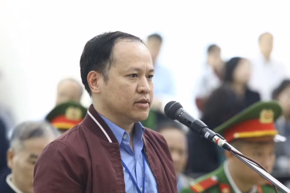 Bị cáo Nguyễn Đăng Nguyên (sinh năm 1976, nguyên Phó Tổng Giám đốc phụ trách chức vụ Tổng Giám đốc MobiFone) khai báo lý lịch căn cước tại tòa. (Ảnh: Văn Điệp/TTXVN)