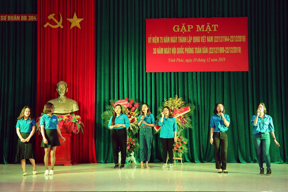 Các tiết mục văn nghệ của Đoàn Thanh niên Thông tấn xã Việt Nam tại buổi gặp mặt. (Ảnh: Thành Đạt/TTXVN)