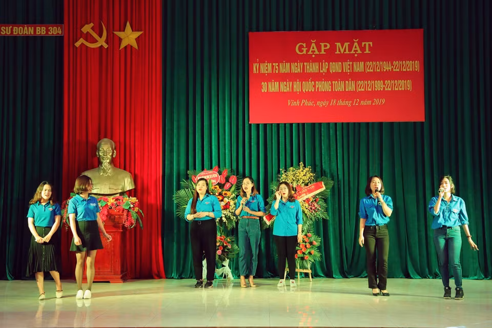 Các tiết mục văn nghệ của Đoàn Thanh niên Thông tấn xã Việt Nam tại buổi gặp mặt. (Ảnh: Thành Đạt/TTXVN)