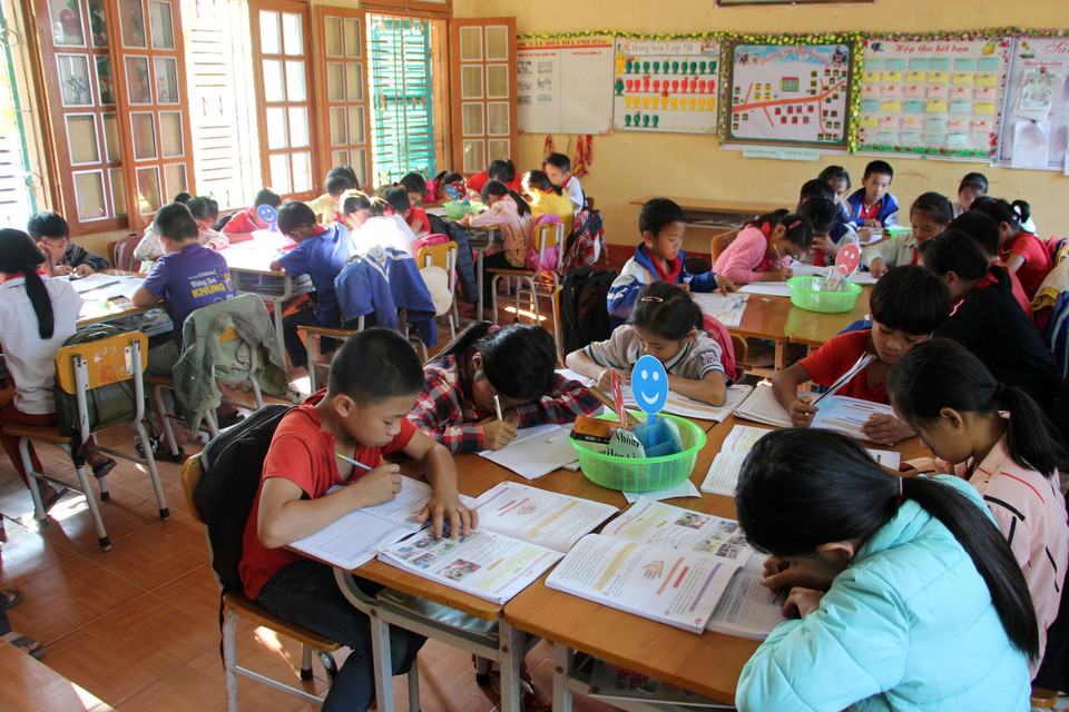 Những năm qua, đã có gần 2.400 giáo viên nhận đỡ đầu trên 3.000 học sinh có hoàn cảnh đặc biệt khó khăn với chi phí ước tính trên 1,5 tỷ đồng. Trong ảnh: Giờ học của học sinh trường Tiểu học và Trung học cơ sở Bó Mười A, huyện Thuận Châu. (Ảnh: Hữu Quyết/TTXVN)