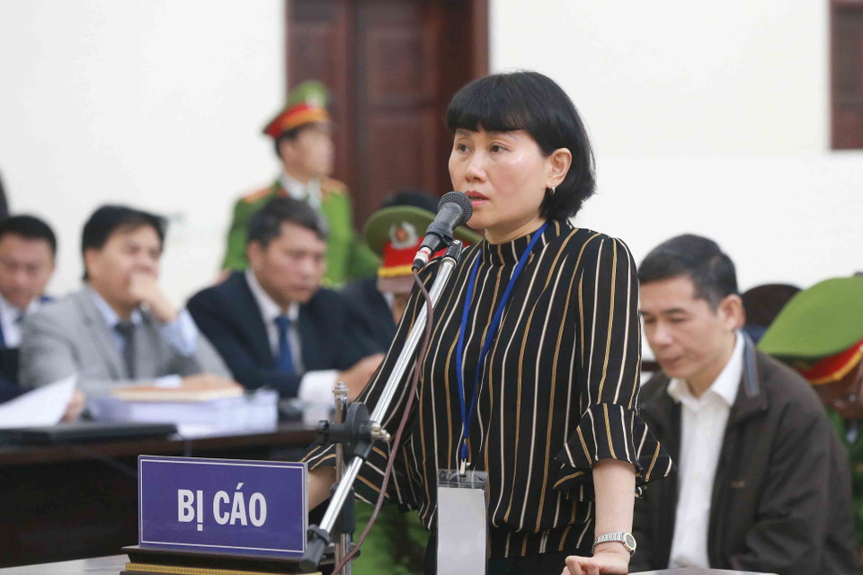 Bị cáo Phan Thị Hoa Mai (sinh năm 1966, thành viên Hội đồng thành viên MobiFone) khai báo trước tòa. (Ảnh: Doãn Tấn/TTXVN)