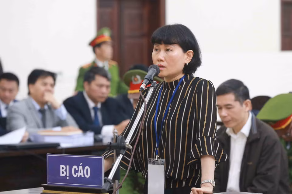 Bị cáo Phan Thị Hoa Mai (sinh năm 1966, thành viên Hội đồng thành viên MobiFone) khai báo trước tòa. (Ảnh: Doãn Tấn/TTXVN)