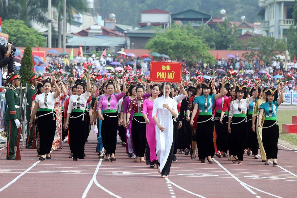 Khối phụ nữ diễu hành trong lễ míttinh. (Ảnh: Phan Tuấn Anh/TTXVN)