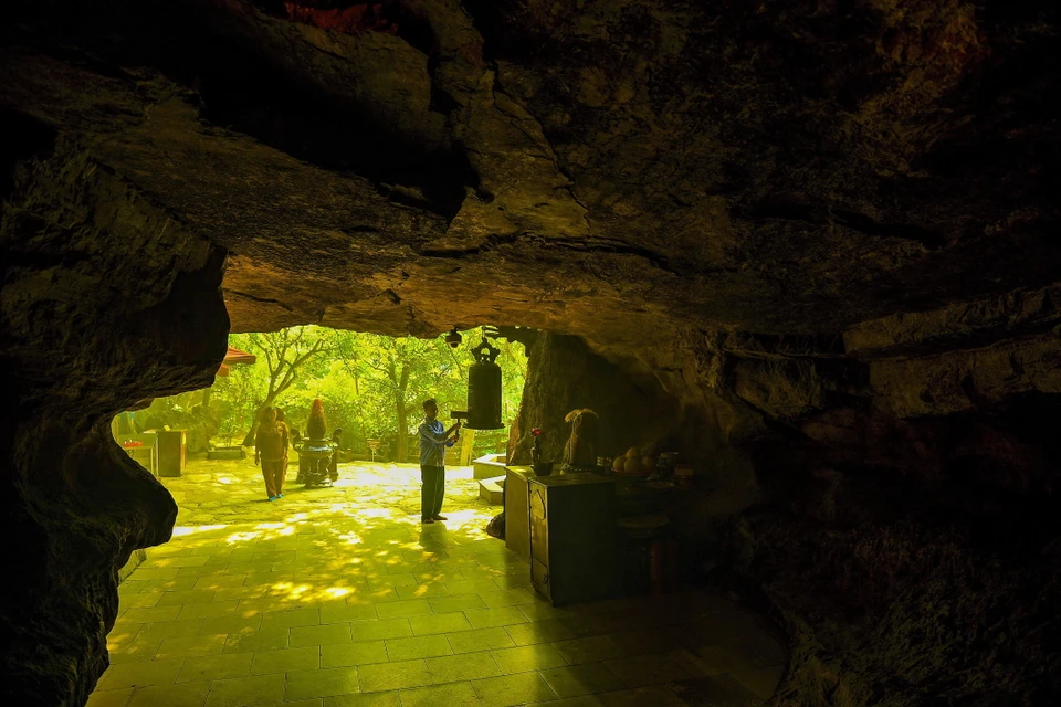 Mỗi một hang động đều có một sự tích và huyền thoại riêng tạo nên những nét kỳ bí và linh thiêng. (Ảnh: Minh Đức/TTXVN)