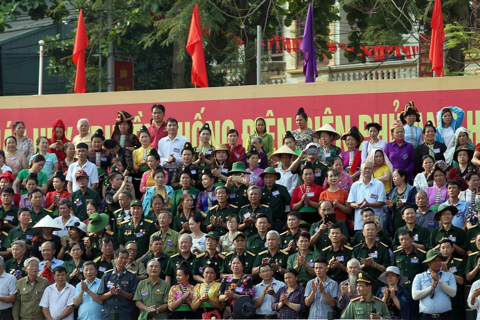 Đông đảo các cựu chiến binh và nhân dân đến tham dự lễ míttinh. (Ảnh: Phan Tuấn Anh/TTXVN)