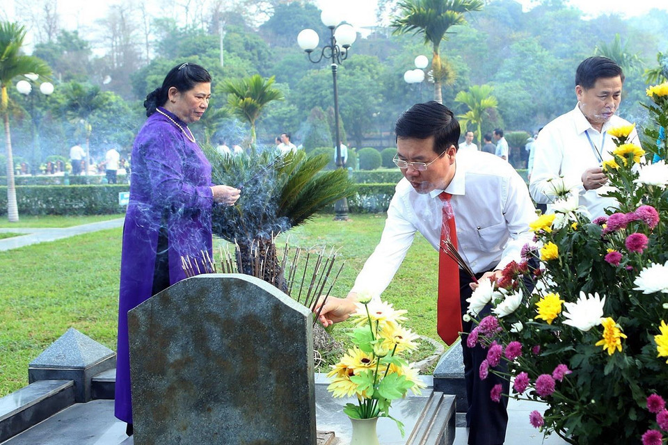 Đồng chí Võ Văn Thưởng, Ủy viên Bộ Chính trị, Bí thư Trung ương Đảng, Trưởng ban Tuyên giáo Trung ương thắp hương tưởng niệm các Anh hùng liệt sỹ tại Nghĩa trang A1. (Ảnh: Phan Tuấn Anh/TTXVN)