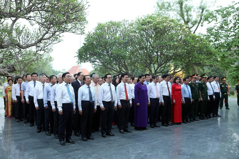 Đồng chí Tòng Thị Phóng, Ủy viên Bộ Chính trị, Phó Chủ tịch Thường trực Quốc hội và đồng chí Võ Văn Thưởng, Ủy viên Bộ Chính trị, Bí thư Trung ương Đảng, Trưởng ban Tuyên giáo Trung ương đến dâng hoa và thắp hương tưởng niệm các Anh hùng liệt sỹ tại Nghĩa trang A1. (Ảnh: Phan Tuấn Anh/TTXVN)
