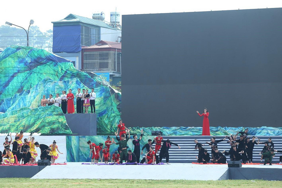 Đồng diễn văn nghệ chào mừng kỷ niệm những ngày lễ lớn. (Ảnh: Phan Tuấn Anh/TTXVN)