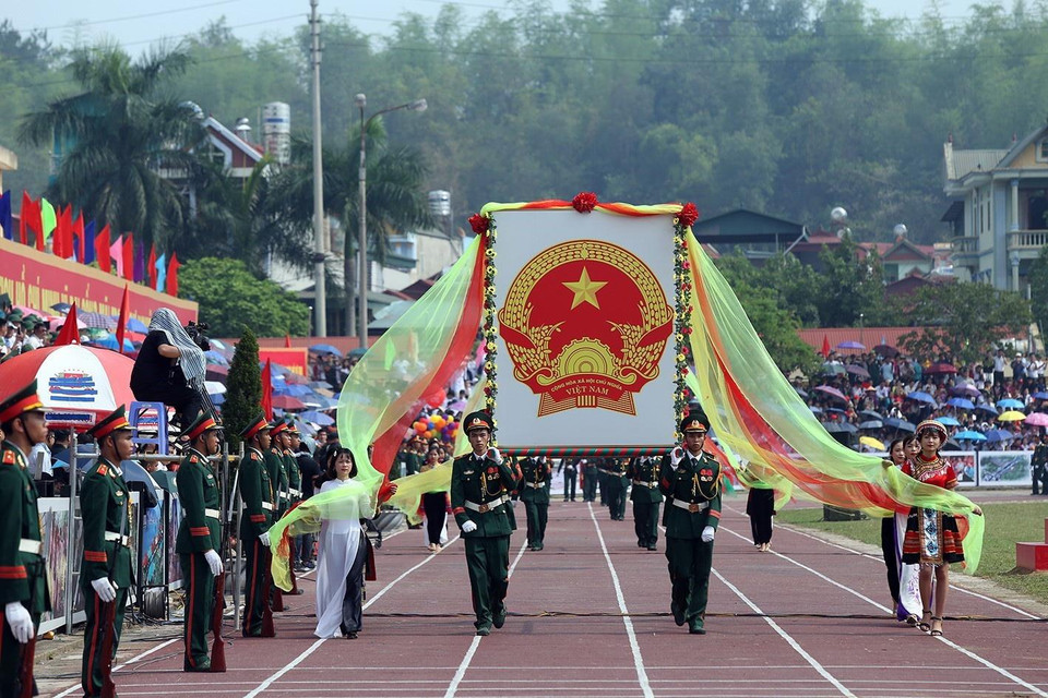 Quốc huy trong lễ diễu hành. (Ảnh: Phan Tuấn Anh/TTXVN)