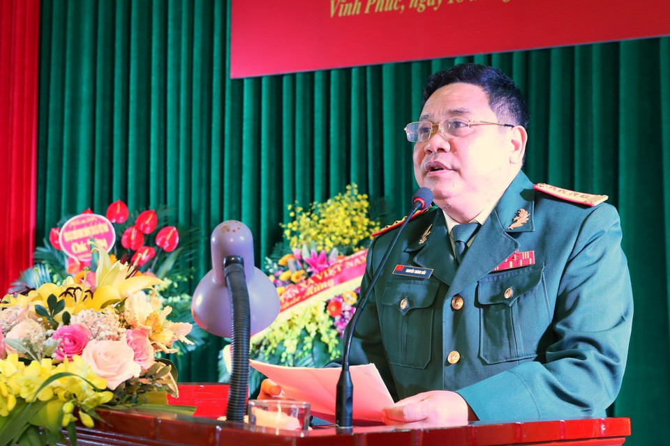 Đại tá Nguyễn Thành Bắc, Bí thư Đảng ủy, Chính ủy Sư đoàn 304 phát biểu tại buổi gặp mặt. (Ảnh: Thành Đạt/TTXVN)