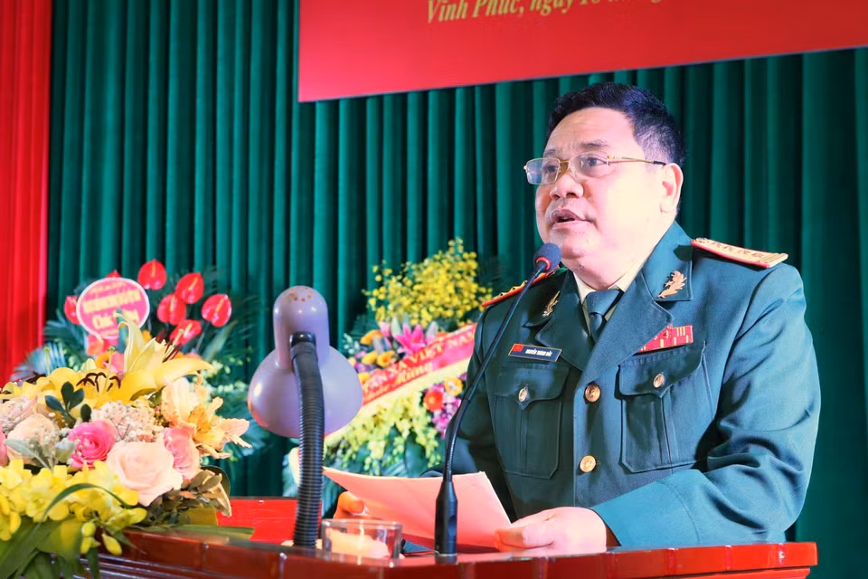 Đại tá Nguyễn Thành Bắc, Bí thư Đảng ủy, Chính ủy Sư đoàn 304 phát biểu tại buổi gặp mặt. (Ảnh: Thành Đạt/TTXVN)