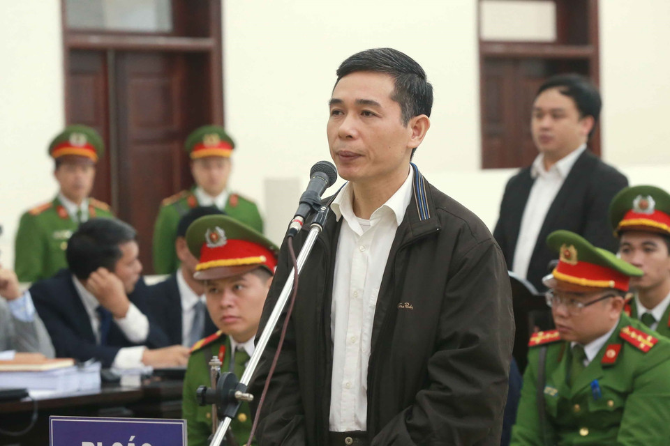 Bị cáo Phạm Đình Trọng (sinh năm 1970, nguyên Vụ trưởng Vụ quản lý doanh nghiệp, Bộ Thông tin và Truyền thông) khai báo trước tòa. (Ảnh: Doãn Tấn/TTXVN)