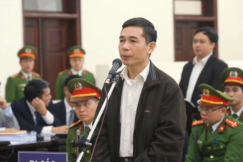 Bị cáo Phạm Đình Trọng (sinh năm 1970, nguyên Vụ trưởng Vụ quản lý doanh nghiệp, Bộ Thông tin và Truyền thông) khai báo trước tòa. (Ảnh: Doãn Tấn/TTXVN)