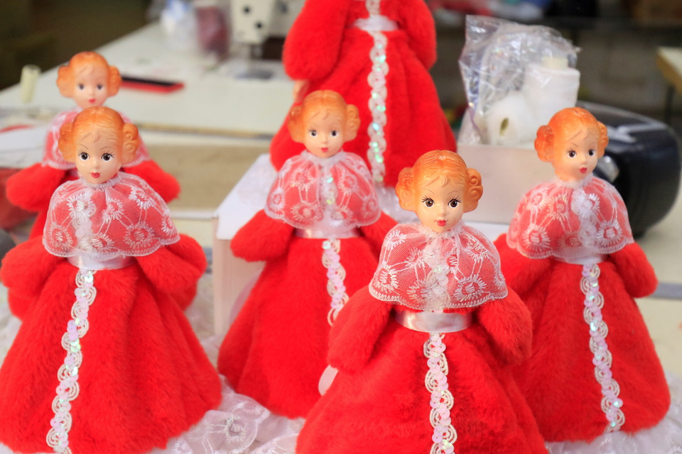 Các loại búp bê với hình thù ngộ nghĩnh của nhà máy Biryusinka. (Ảnh: Trần Hiếu/TTXVN)