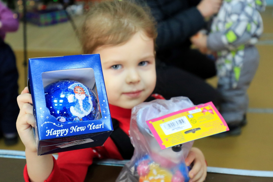 Các sản phẩm trang trí của nhà máy Biryusinka luôn được trẻ em Nga yêu thích. (Ảnh: Trần Hiếu/TTXVN)