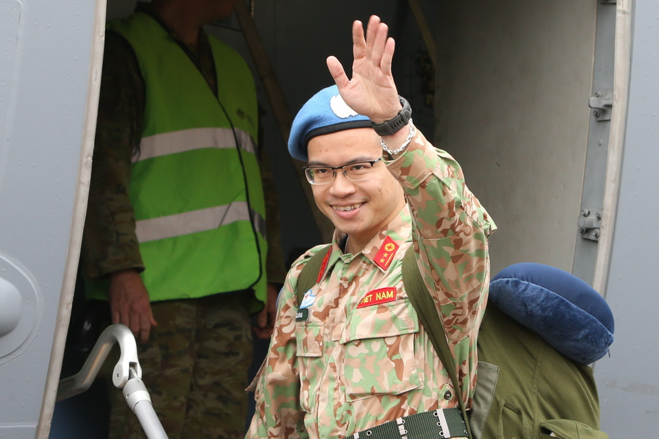 Cán bộ, chiến sỹ Bệnh viện dã chiến cấp 2 số 2 chào người thân và đồng đội lên đường làm nhiệm vụ tại Phái bộ Liên hợp quốc tại Nam Sudan. (Ảnh: Dương Giang/TTXVN)