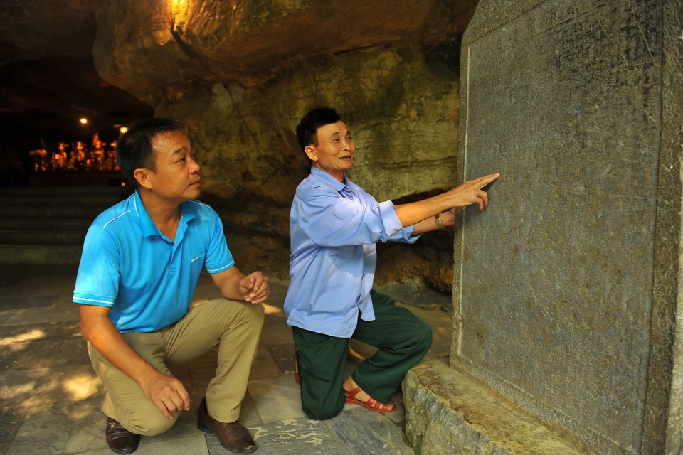 Trong kháng chiến chống Pháp-Nhật, chùa là căn cứ cách mạng quan trọng ở miền Bắc. Năm 1997, chùa Bái Đính cổ đã được công nhận là di tích lịch sử-văn hóa-cách mạng cấp quốc gia.. Trong ảnh: Bia đá cổ khắc tên các dòng họ tại làng Sinh Dược, xã Gia Sinh (Gia Viễn, Ninh Bình). (Ảnh: Minh Đức/TTXVN)