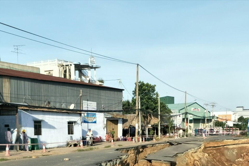 Quốc lộ 91 đoạn đi qua xã Bình Mỹ, An Giang bị sụp hoàn toàn xuống sông Hậu. (Ảnh: Công Mạo/TTXVN)