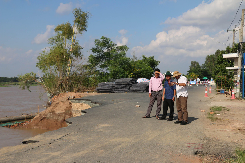 Lãnh đạo huyện Châu phú trực tiếp kiểm tra hiện trường vụ sạt lở Quốc lộ 91 đoạn đi qua xã Bình Mỹ vào chiều 19/8. (Ảnh: Công Mạo/TTXVN)