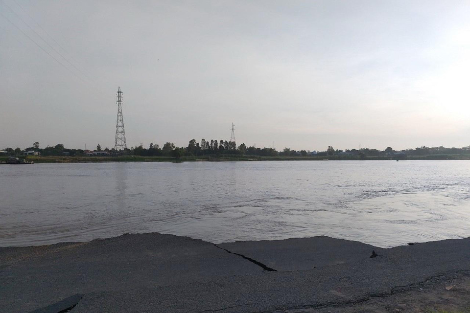 Quốc lộ 91 đoạn đi qua xã Bình Mỹ, An Giang bị sụp hoàn toàn xuống sông Hậu. (Ảnh: Công Mạo/TTXVN)