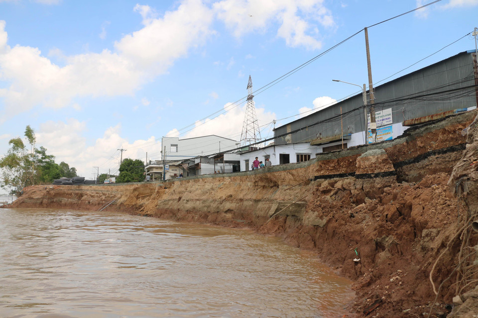 Hiện trường vụ sạt lở Quốc lộ 91 đoạn qua ấp Bình Tân, xã Bình Mỹ đang có dấu hiệu tiếp tục phát triển thêm, nguy cơ làm sạt hoàn toàn Quốc lộ 91. (Ảnh: Công Mạo/TTXVN)