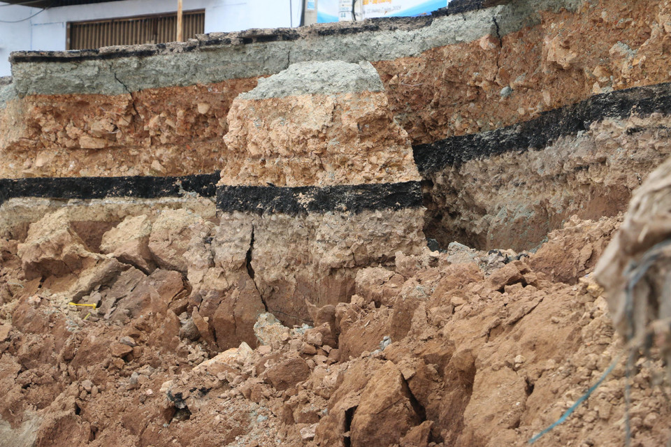 Trong ảnh: Đoạn Quốc lộ 91 qua địa bàn ấp Bình Tân, xã Bình Mỹ bị sạt lở từ ngày 1/8 hiện đang có dấu hiệu sạt lở tiếp, nguy cơ sập hoàn toàn. Ảnh: Công Mạo - TTXVN