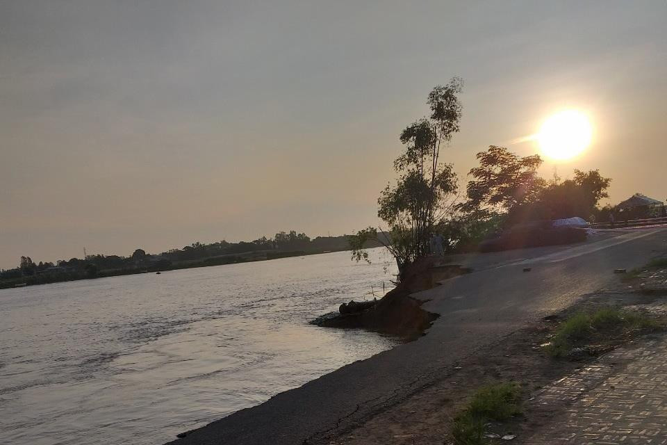 Quốc lộ 91 đoạn đi qua xã Bình Mỹ, An Giang bị sụp hoàn toàn xuống sông Hậu. (Ảnh: Công Mạo/TTXVN)