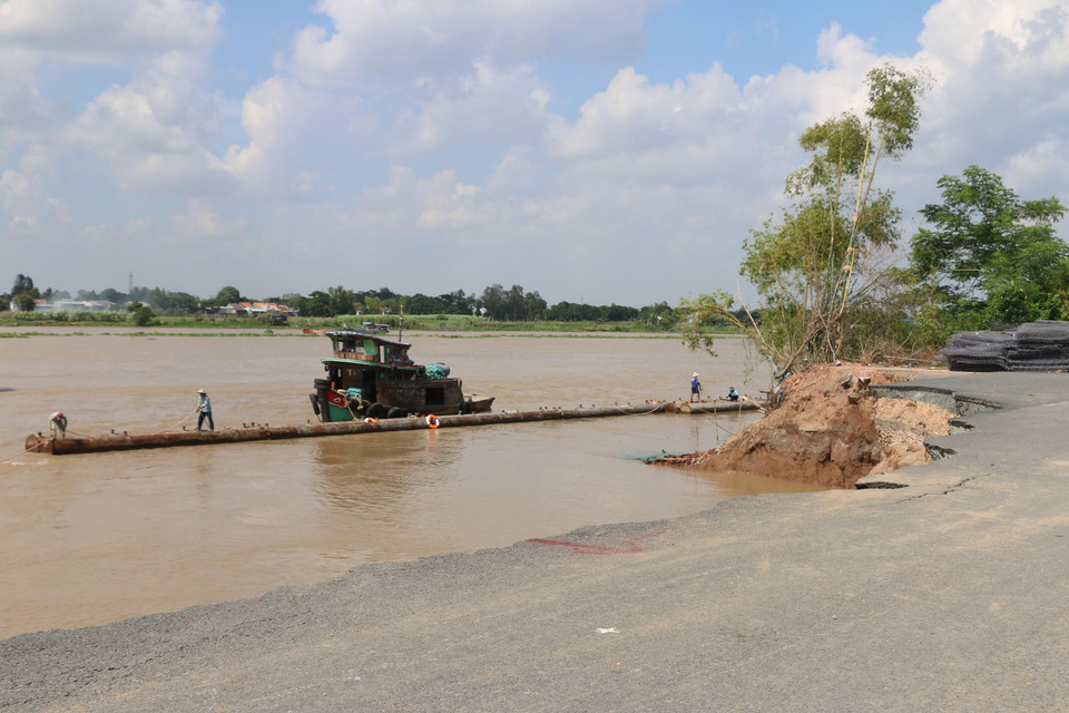  Đơn vị thi công khắc phục khẩn cấp sự cố sạt lở nghiêm trọng Quốc lộ 91 đã tạm ngừng thi công để chờ đánh giá lại địa chất khu vực từ các cơ quan chức năng, đưa ra giải pháp thi công hoàn trả lại nền đường. (Ảnh: Công Mạo/TTXVN)