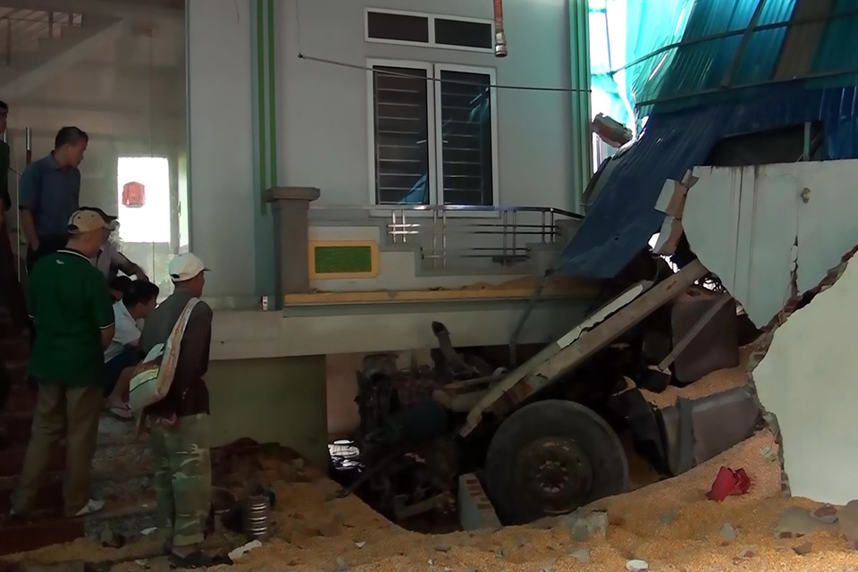 Hiện trường vụ xe tải lao vào nhà dân khiến 2 người thiệt mạng xảy ra vào tháng 9/2019 trên Quốc lộ 6 thuộc cung đèo Chiềng Đông, huyện Yên Châu. (Ảnh: Hữu Quyết/TTXVN)