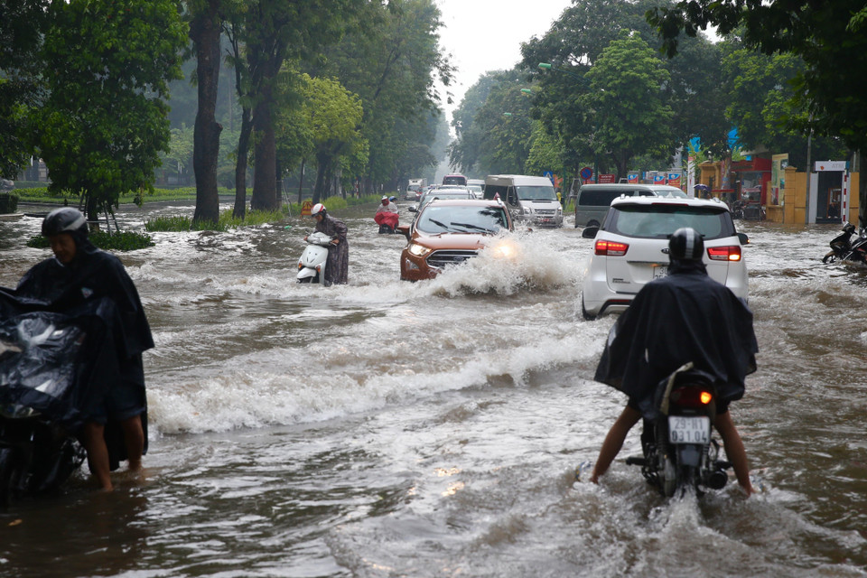 Tuyến đường Điện Biên Phủ - Nguyễn Tri Phương nước ngập khiến nhiều phương tiện di chuyển qua đây gặp rất nhiều khó khăn. (Ảnh: Dương Giang/TTXVN)